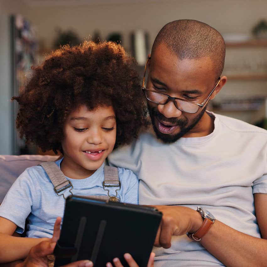 dad who truly loves his child allowing her to do things for herself