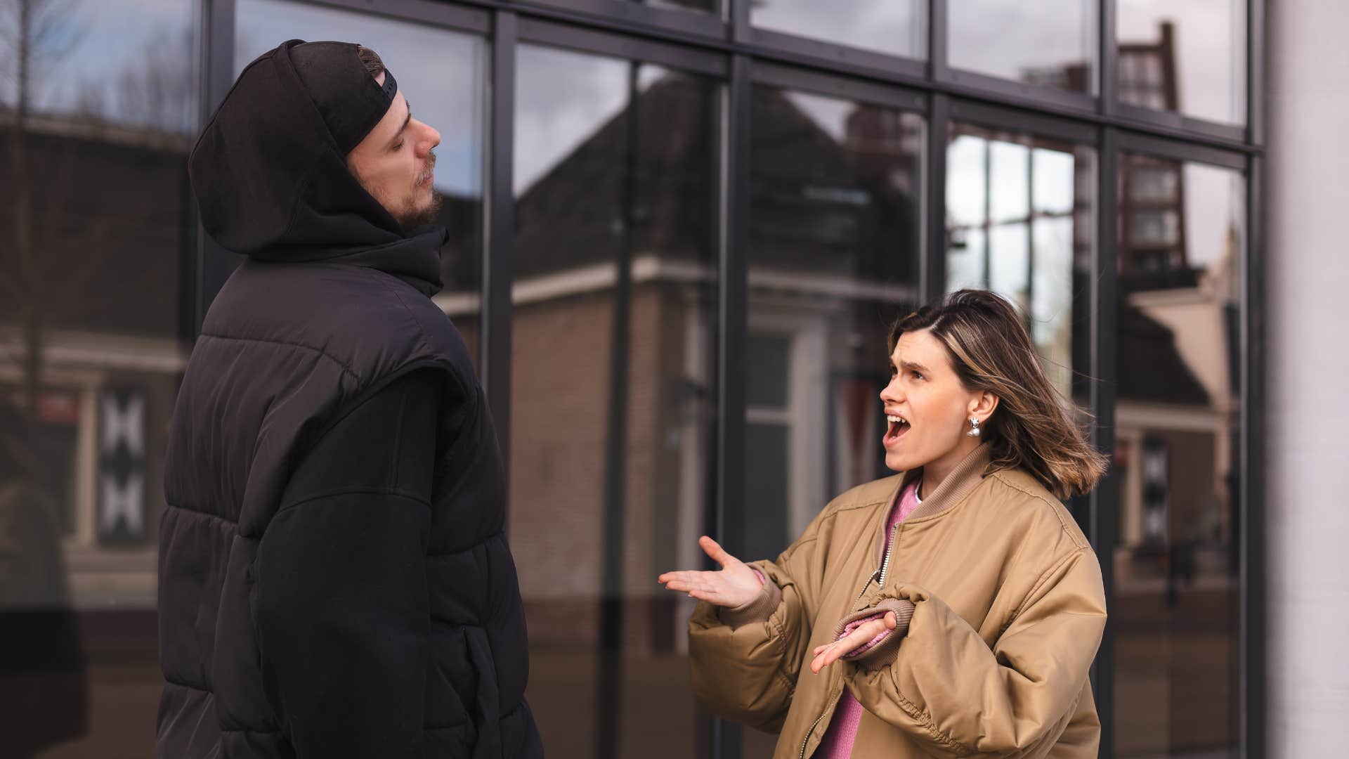 a woman tries to resolve the conflicts she has with her boyfriend but he ignores her