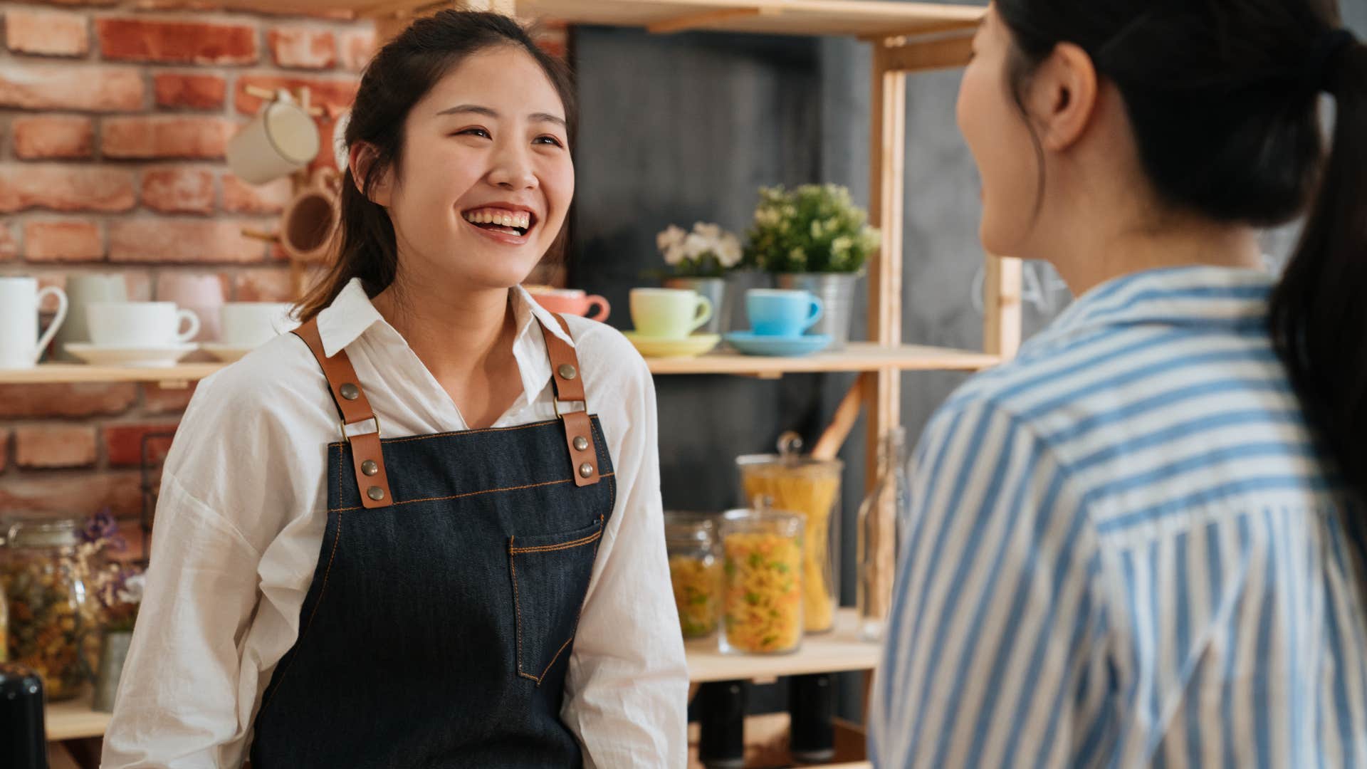 Woman saying "please" and "thank you" to a barista.