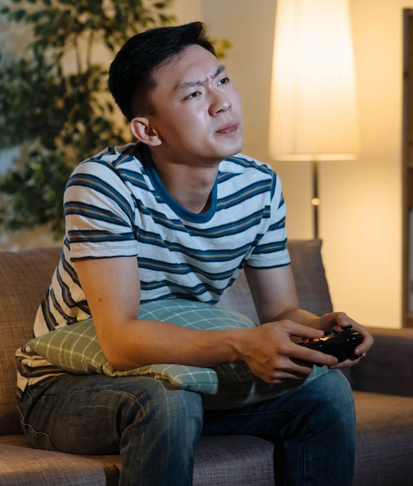Man won't break up doesn't want to date