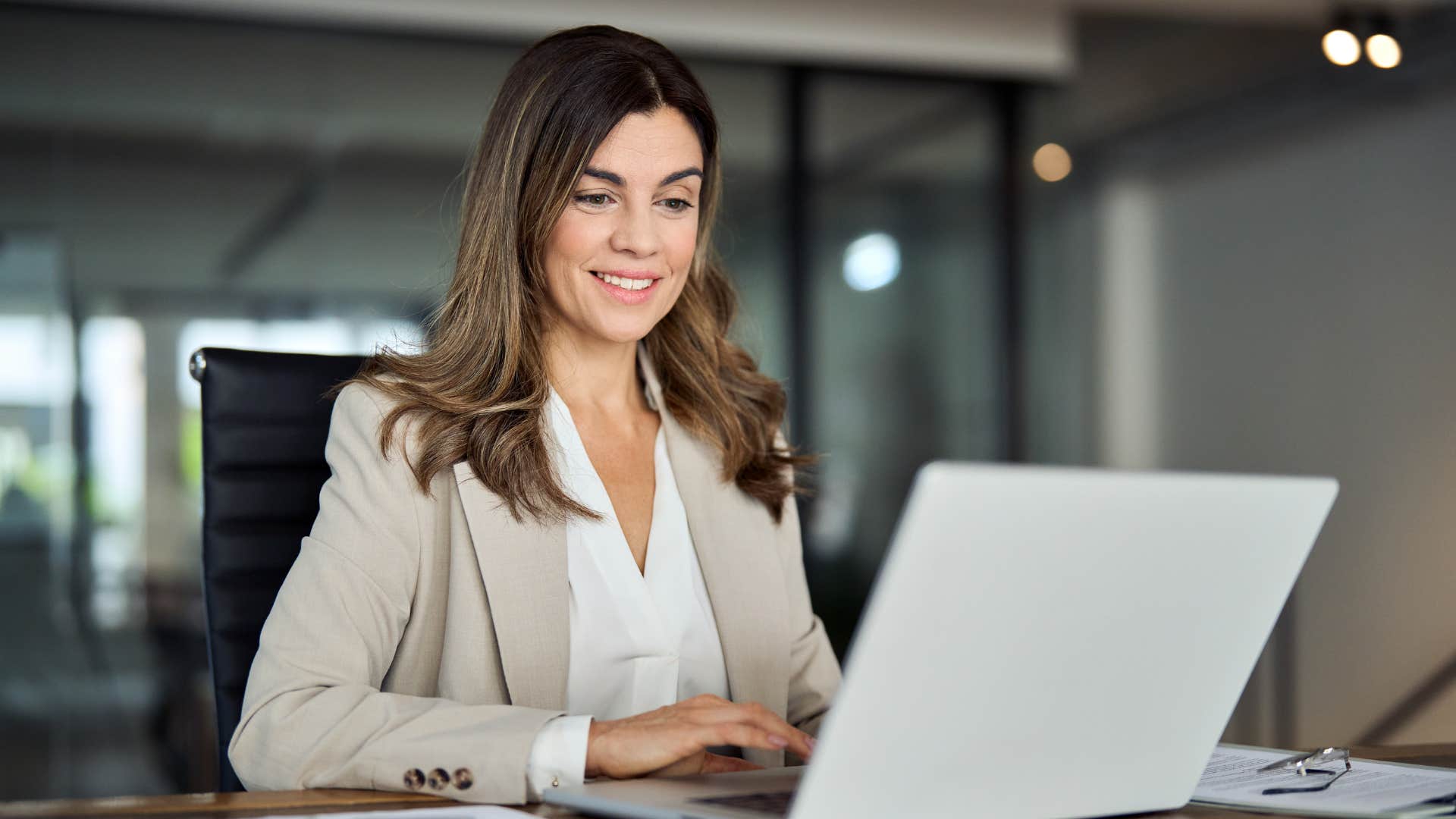 woman with the mindset shift of wanting to polarize