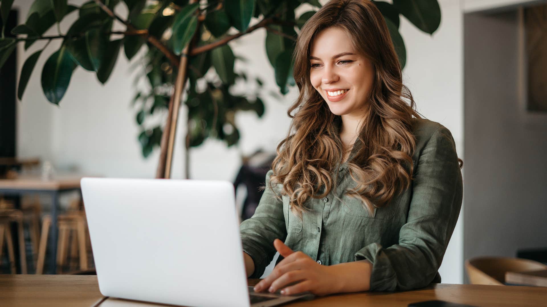 woman who wakes up at the crack of dawn and is more productive