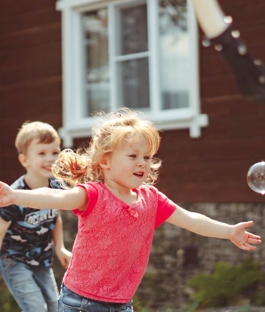 Kids whose parents let them play in their front yard