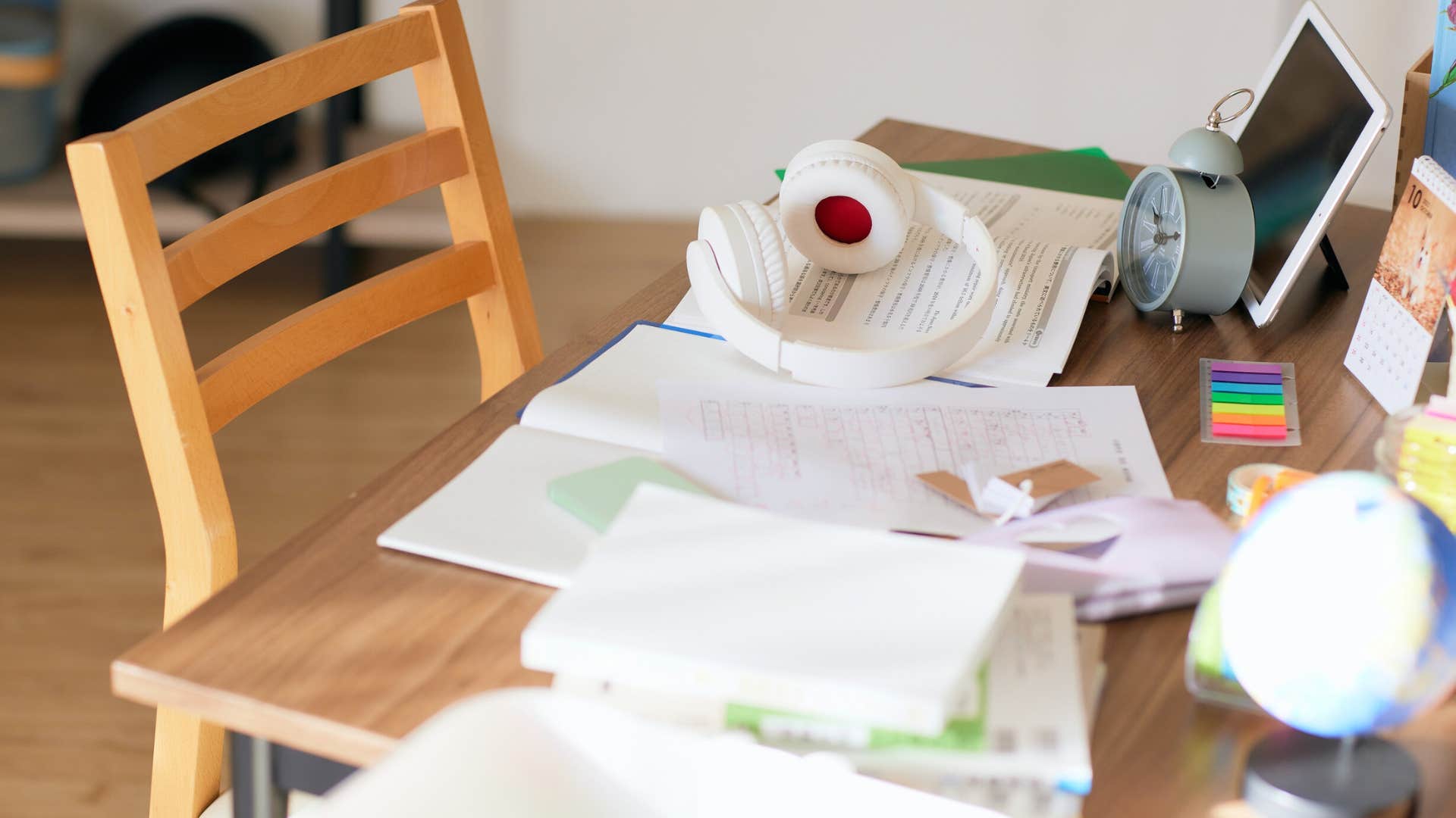People can tell you're highly intelligent if these things are in your home little bit of clutter