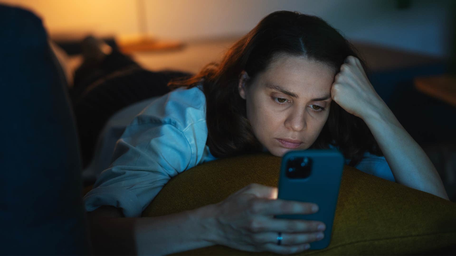 woman with too many screens scrolling on her phone