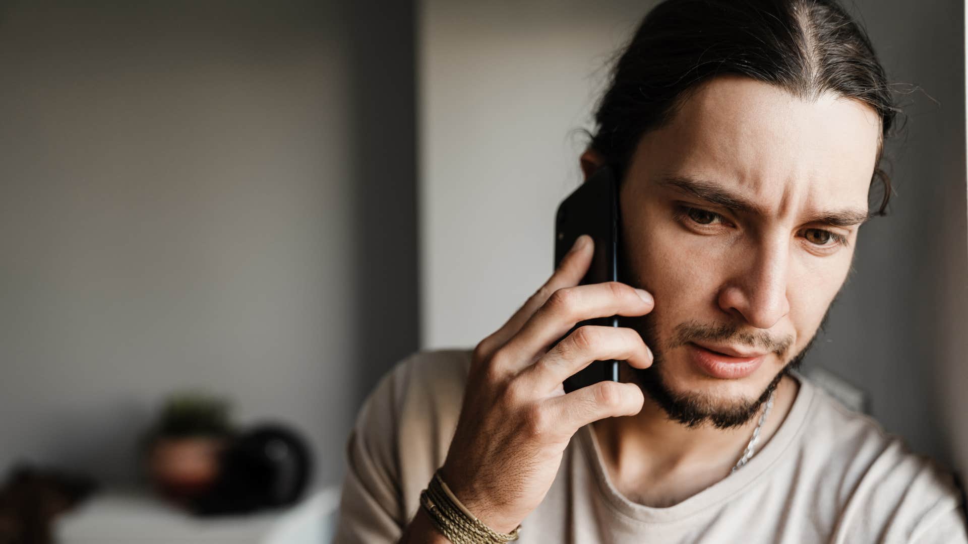 people who always feel drained after social events usually have these habits listening to stressful chatter