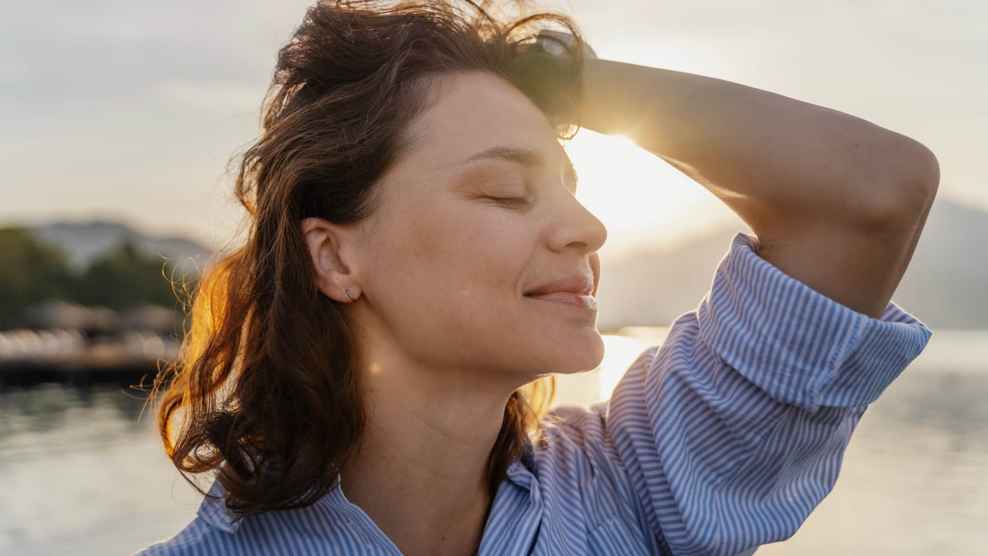woman never skips her daily habit of Monitoring your thoughts so she can live a happier life than everyone else 