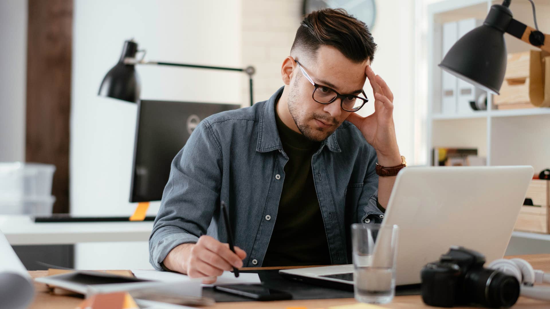 man working without a to-do list at his desk