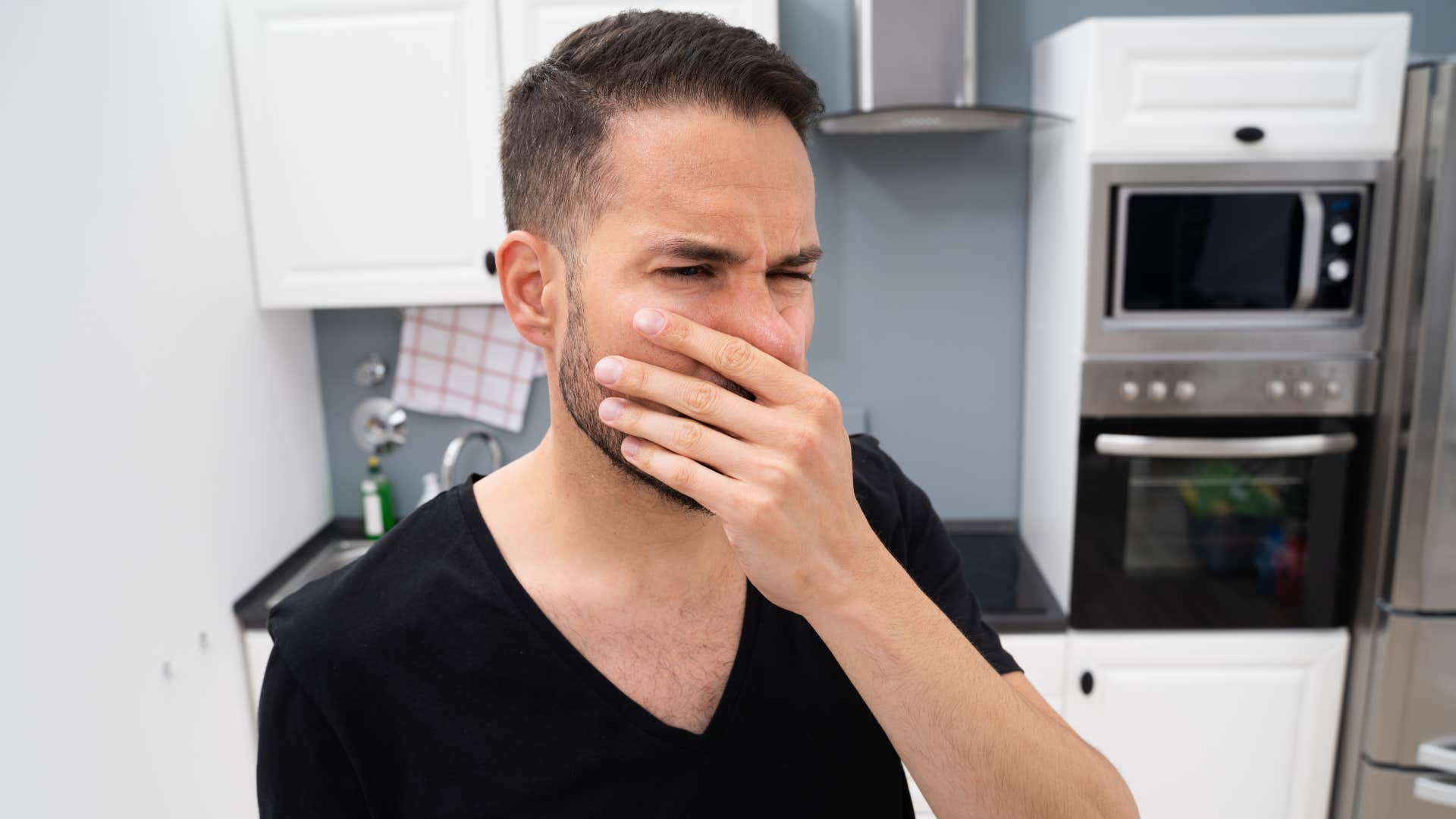 person who secretly judgea a messy house usually looks for A bad smell