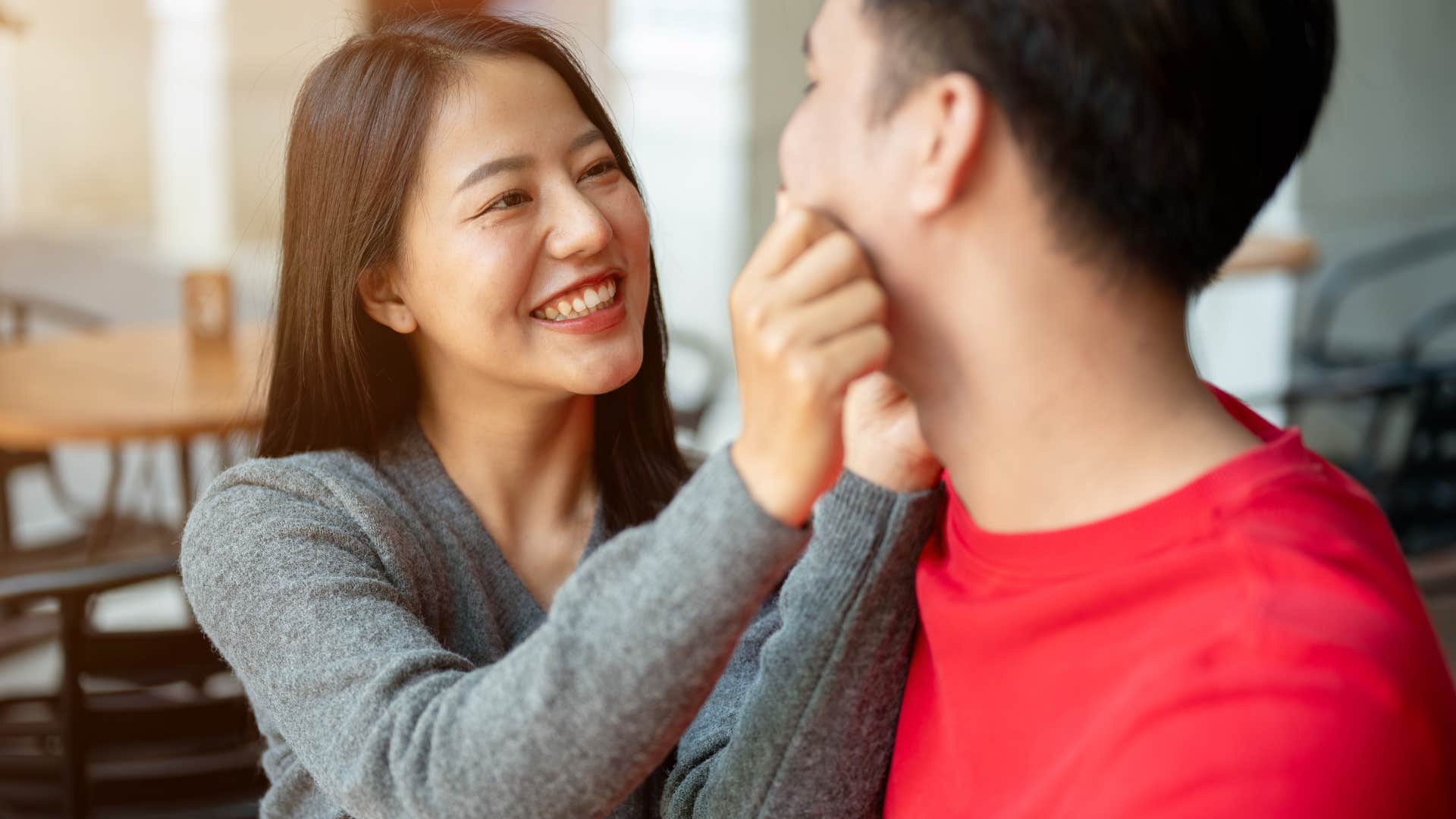 woman who is objectively attractive making others feel important