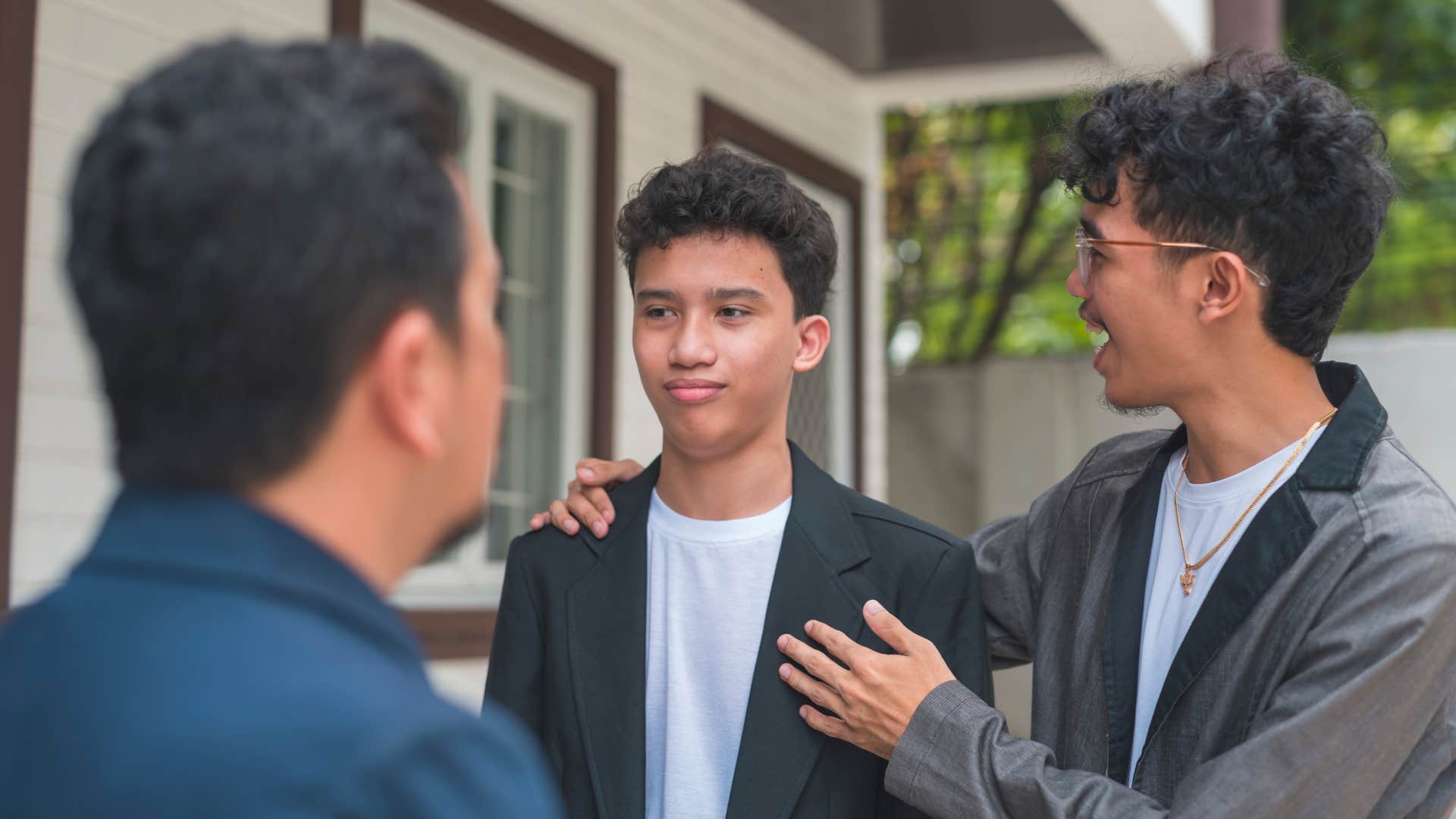 person has a habit of dropping eye contact too quickly that tells other people everything they need to know about them