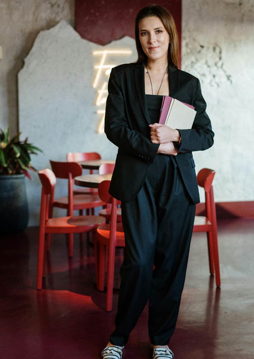 teen restaurant hostess threatens quit job dad says entitled her earnings