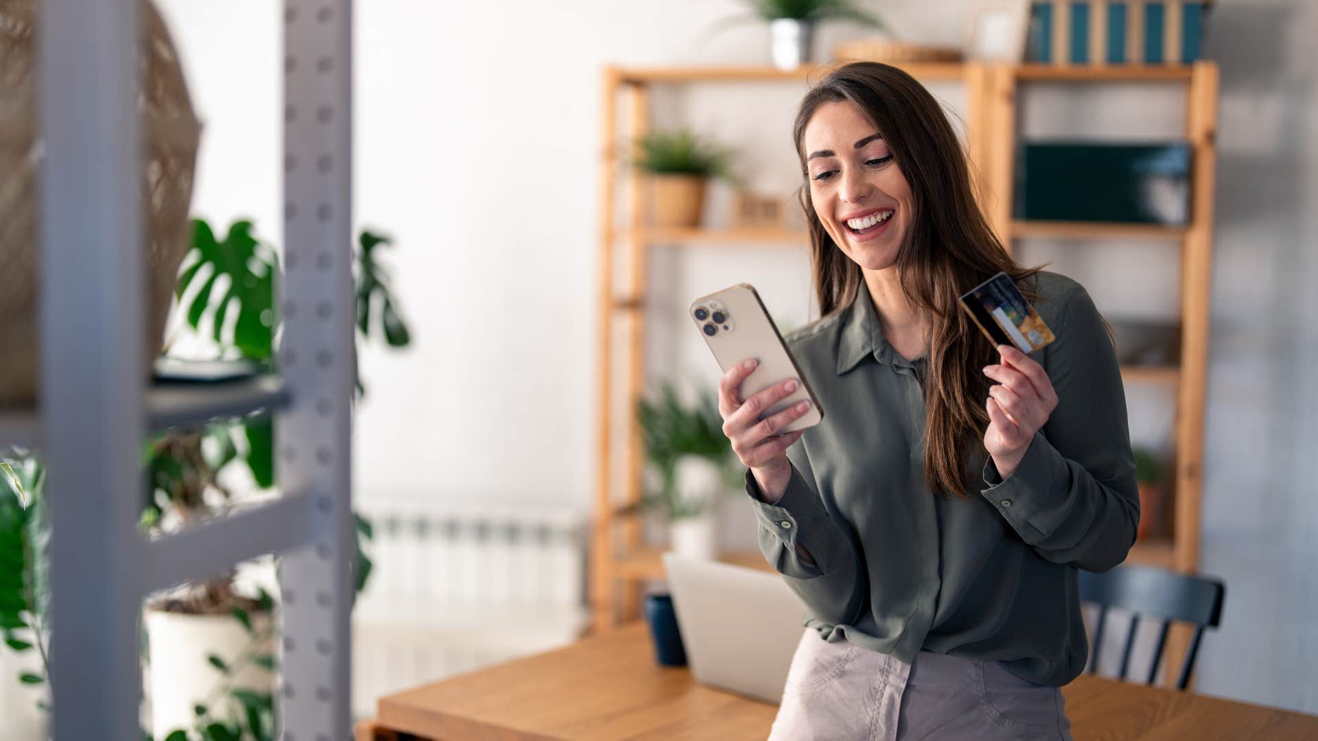 woman using credit card