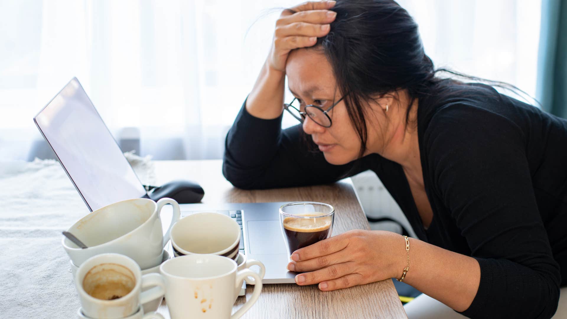 Woman who's not cleaning up after themselves working at a coffee shop.