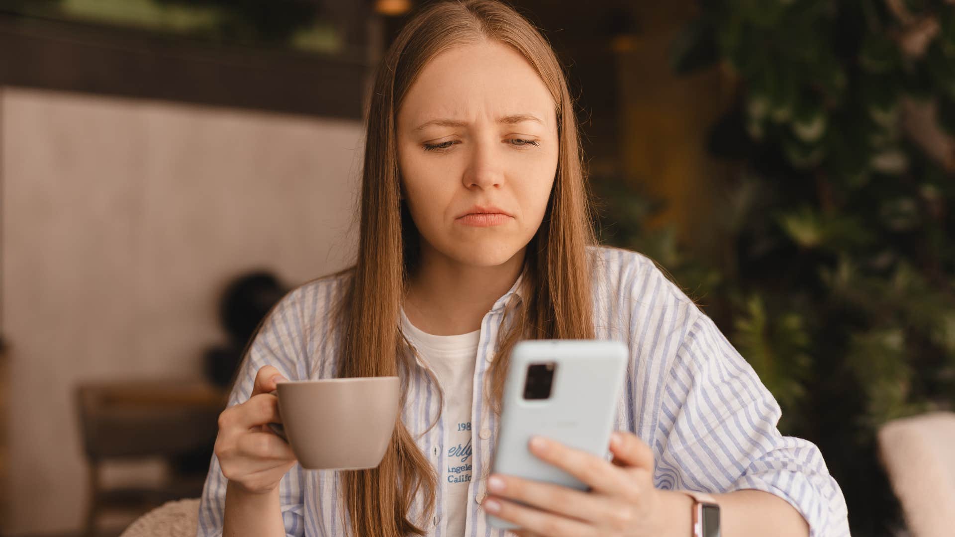 Woman avoiding saying "please" and "thank you" at a coffee shop.