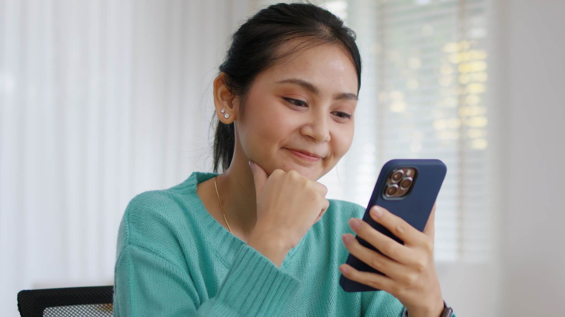 Woman looking at celebrity gossip online.