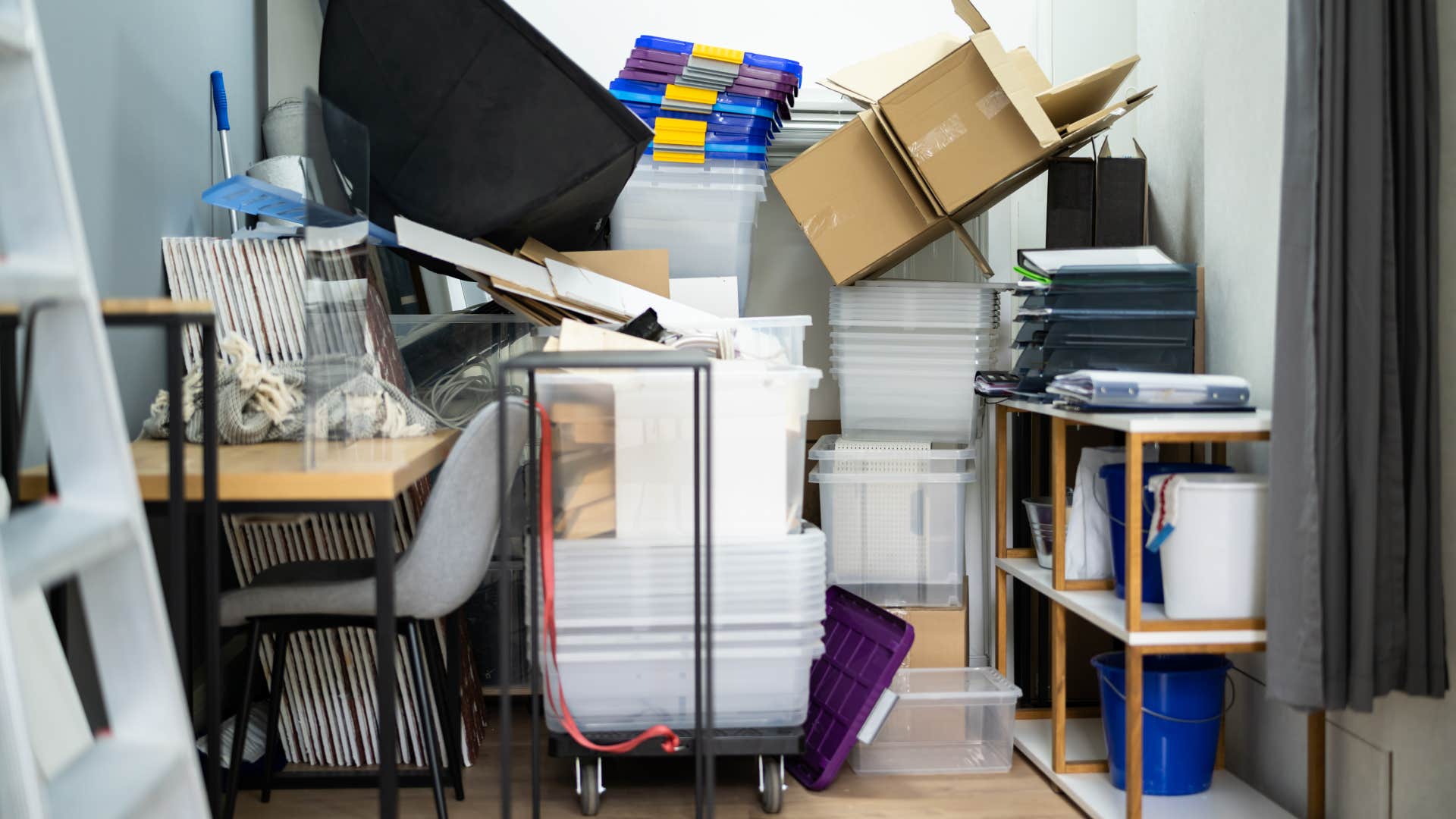 person with actual common sense never keeps Too much clutter in their home