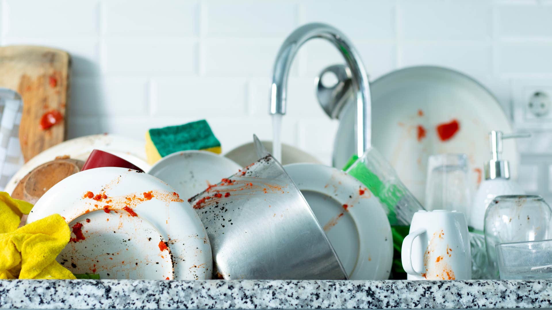 person with actual common sense never keeps Dirty dishes in their home