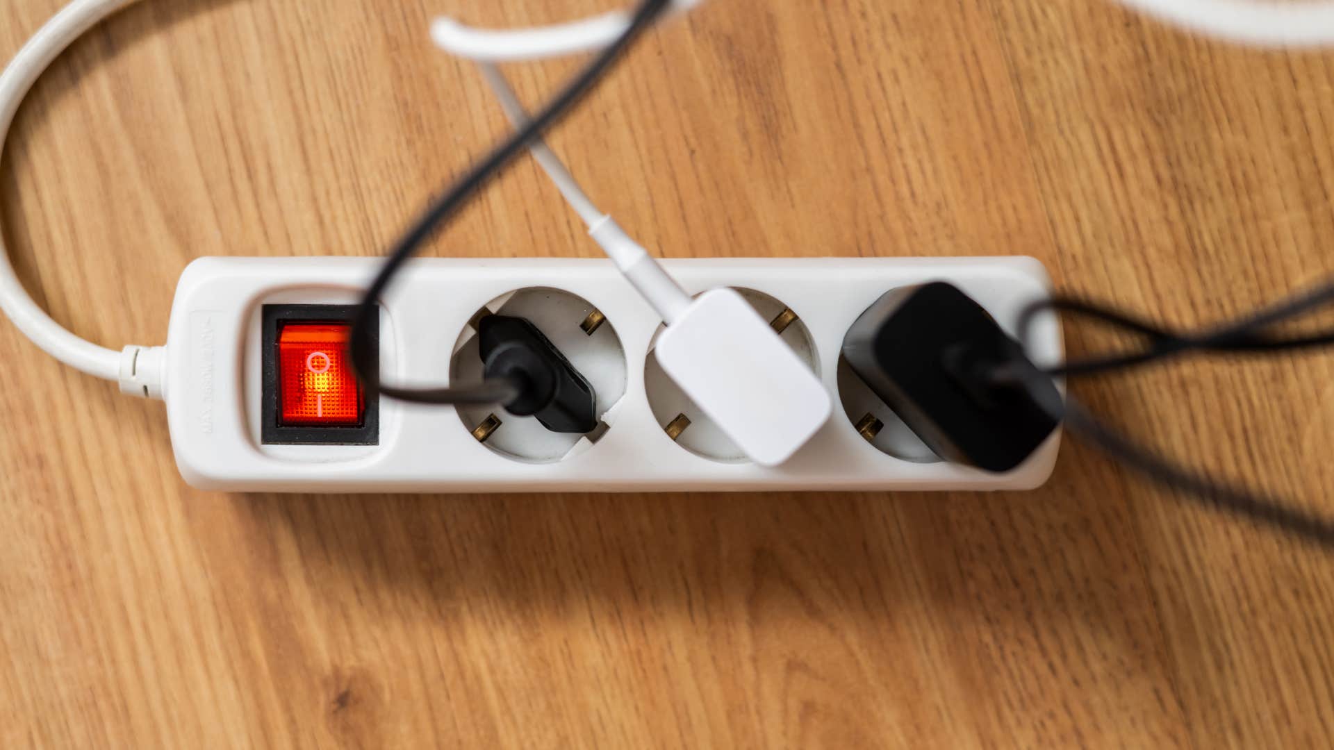 person with actual common sense never keeps Overused power strips in their home