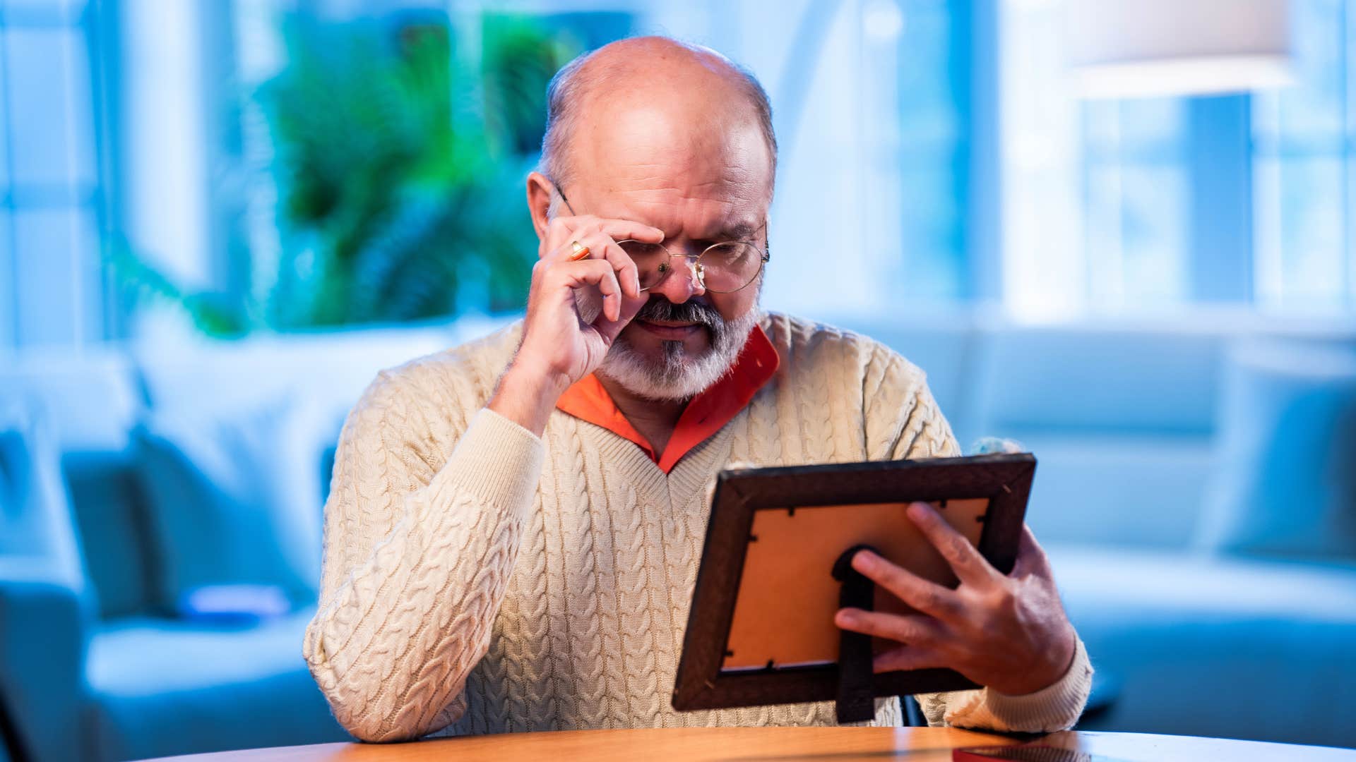 person with actual common sense never keeps Sentimental photos or items with negative memories in their home