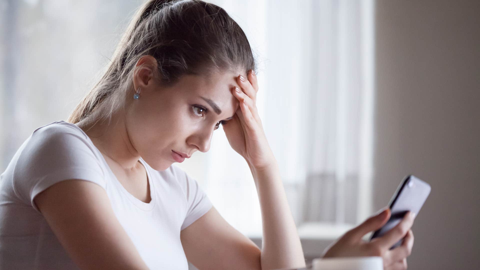 woman who is comparing her life to what she sees on social media