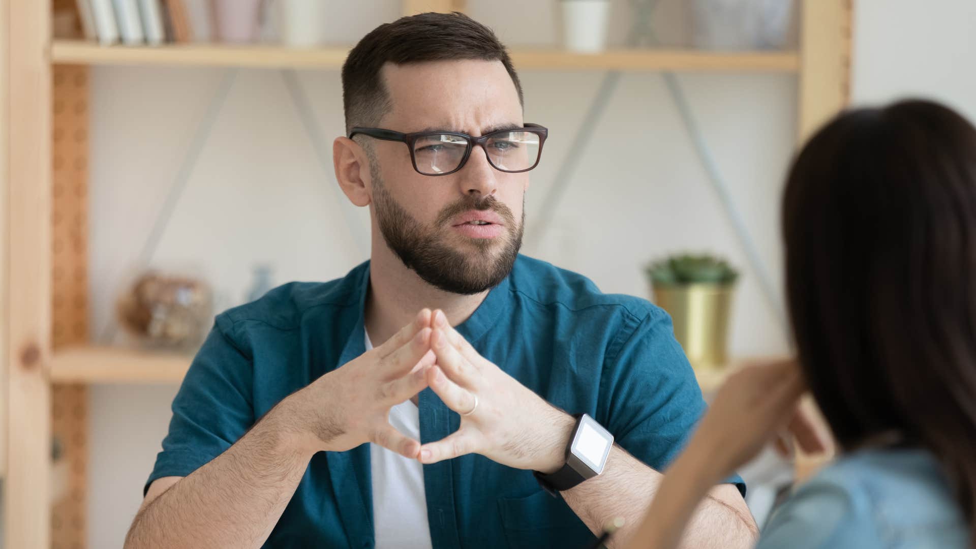 man being fake nice to woman telling her id be embarrassed to do that