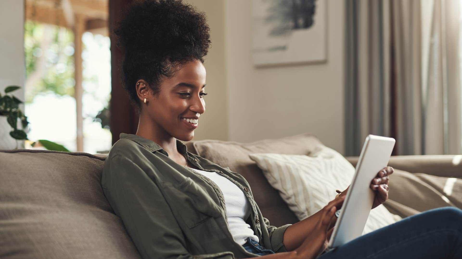 a woman keeps herself busy with her tablet and lack self discipline