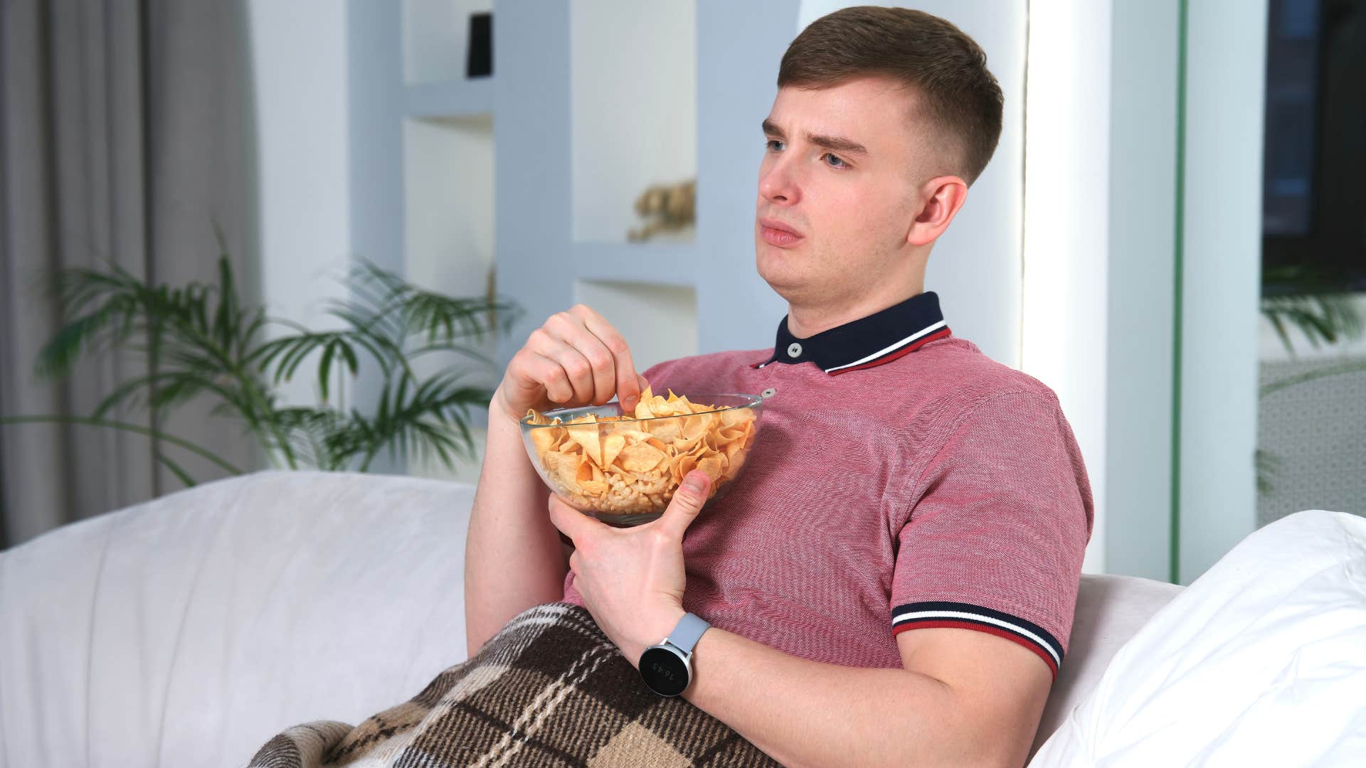 a man who has no self discipline eats chips and binge watches television all day