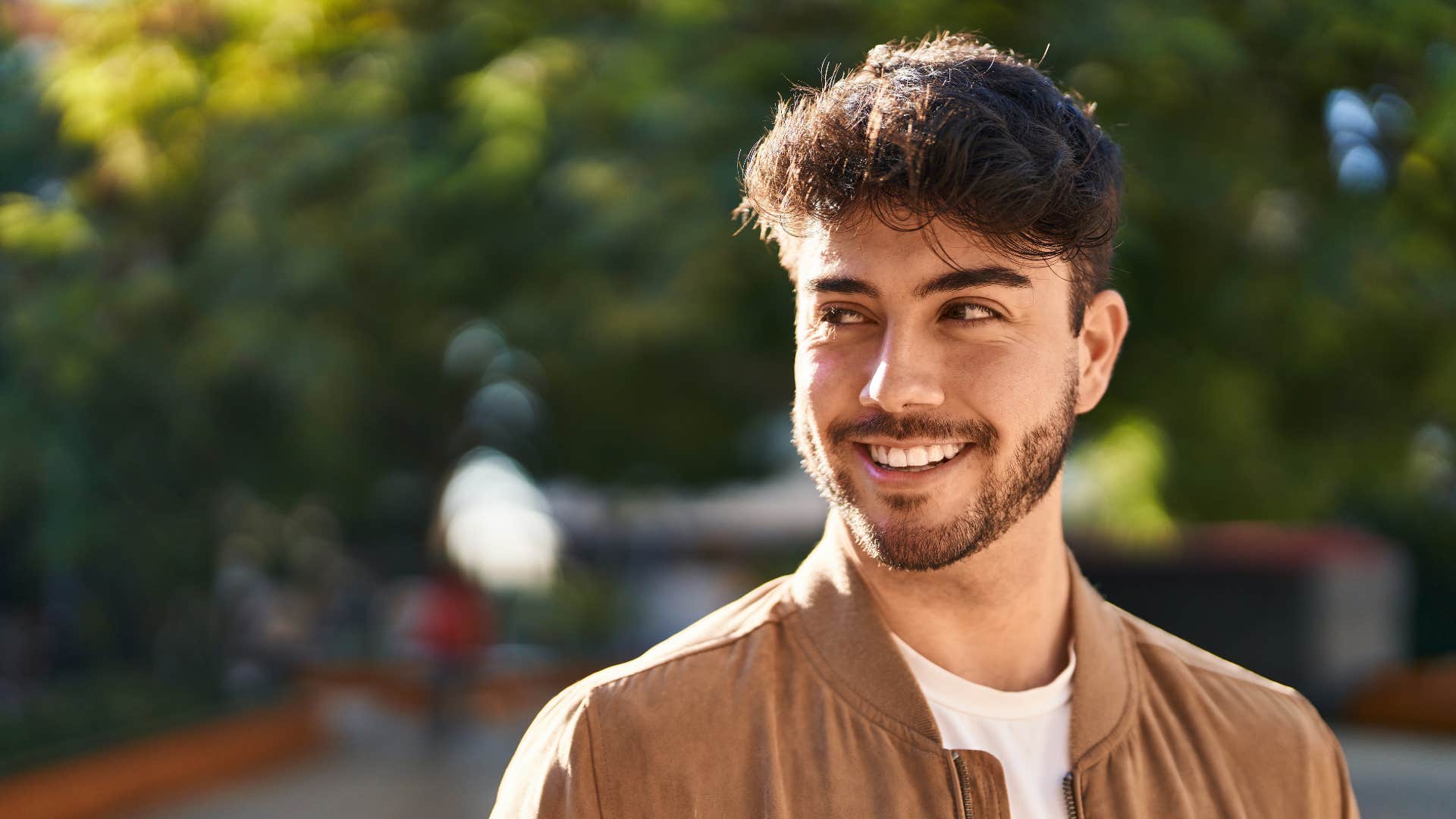 man who is socially intelligent and real as he enters a room