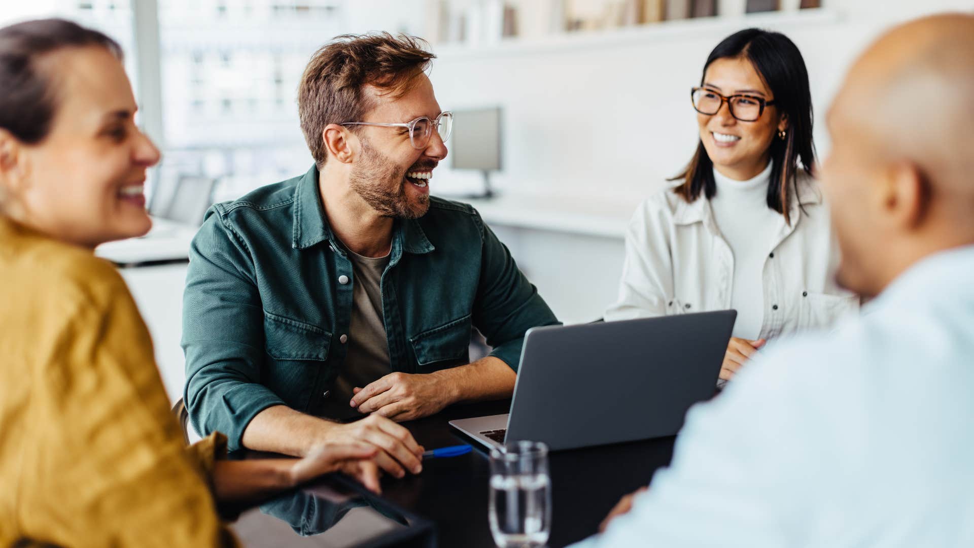 man using humor to diffuse tensions with coworkers