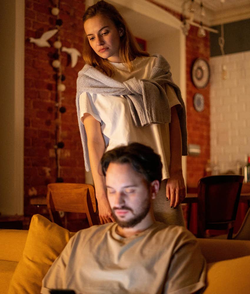 easily distracted traits other woman attract insecure disloyal men