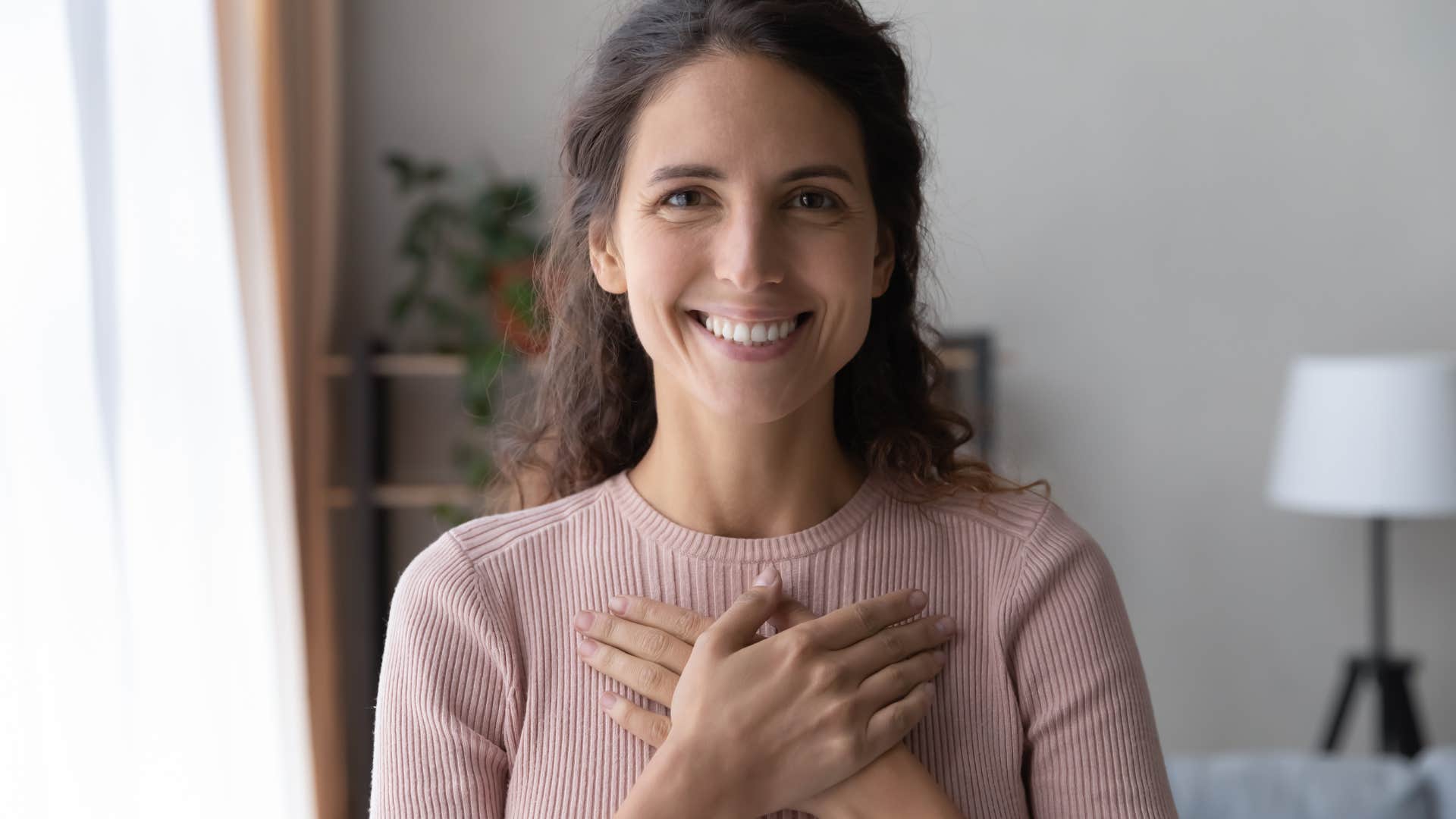 woman counting her blessings as a spiritual habit to feel better off
