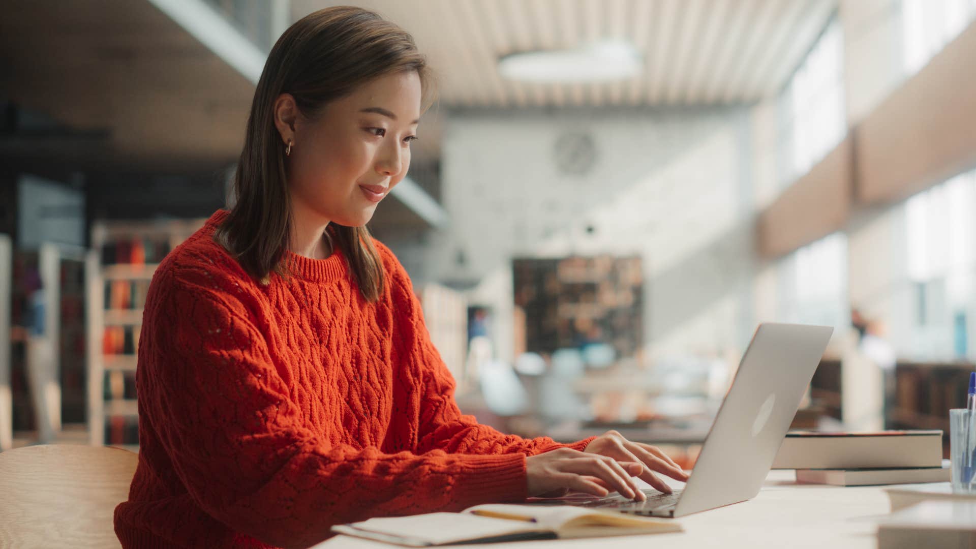 Woman who uses the library working on her laptop.