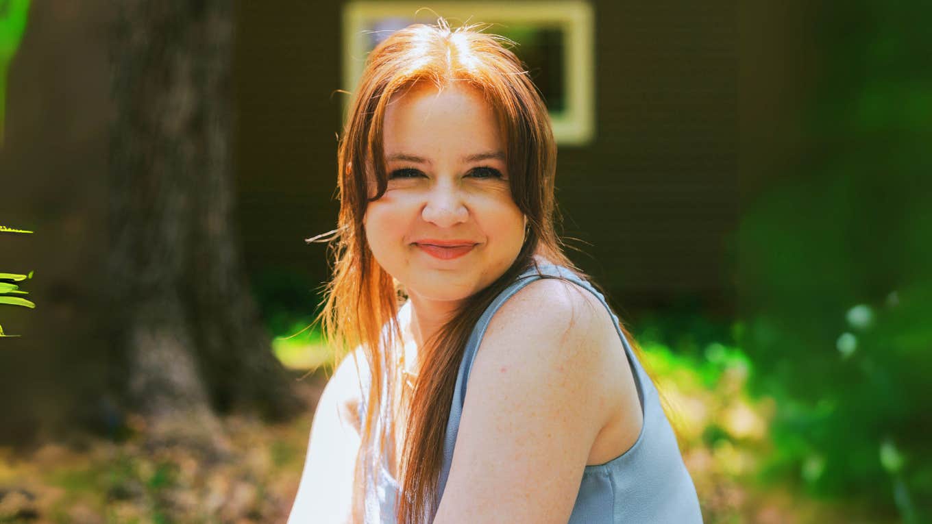 Ways To Give A Genuine Compliment To Make Someone Feel Really Good Woman giving a genuine compliment to make someone feel better.