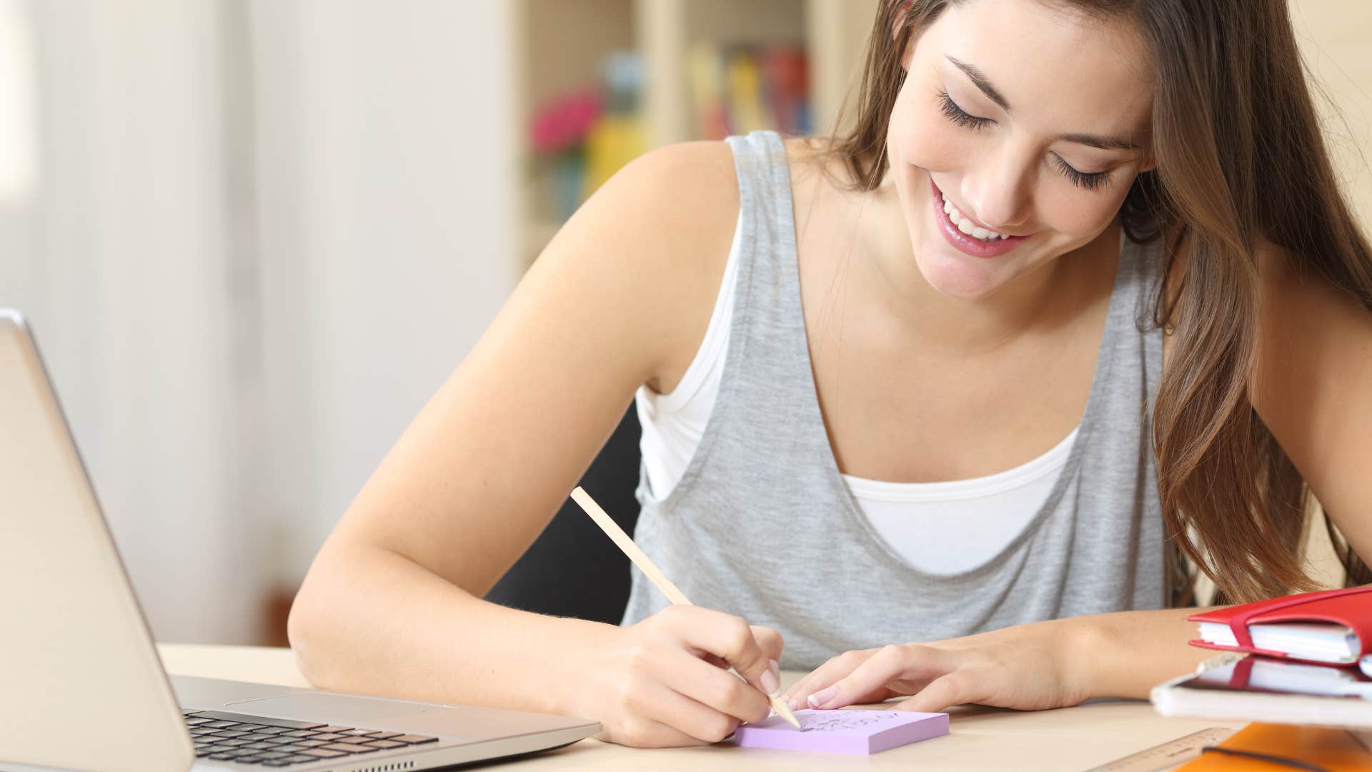 woman saying i love you with a post-it note