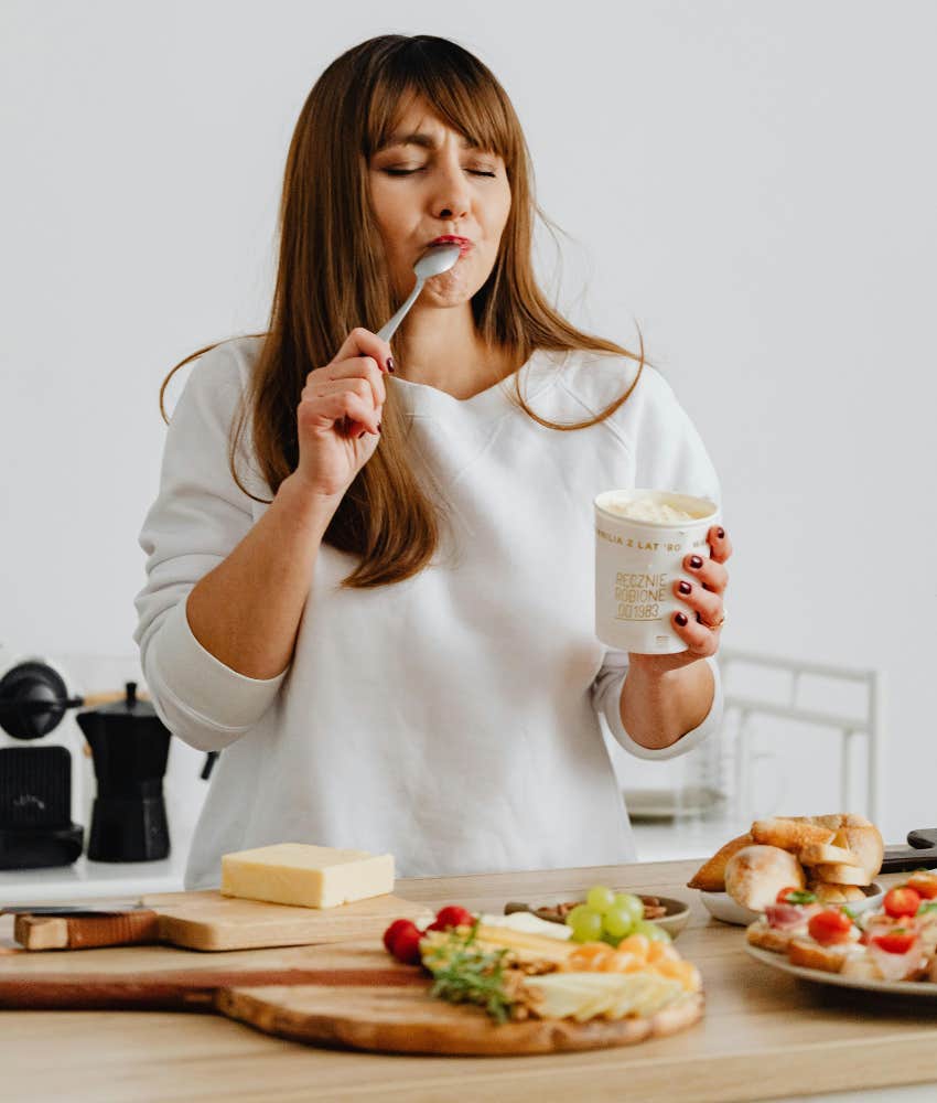 Co-worker with distracting habit of talking to her lunch