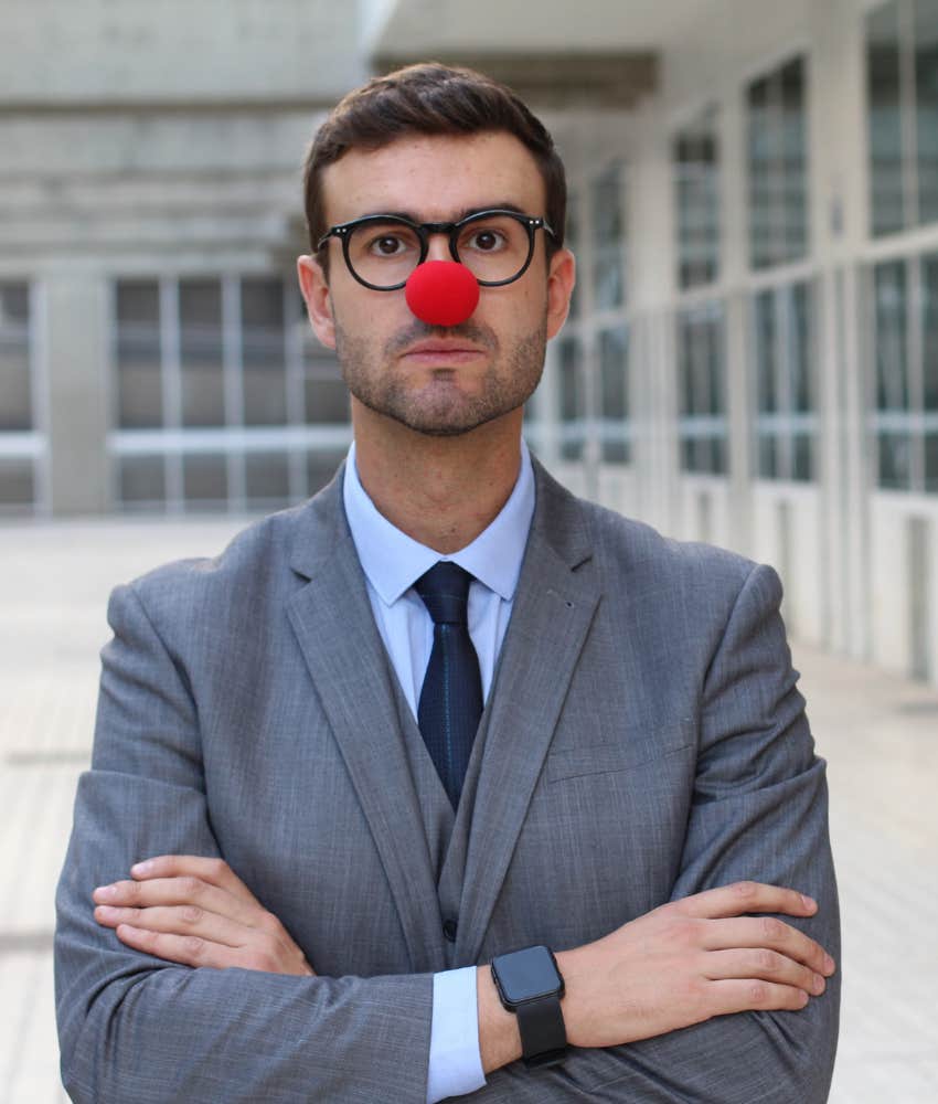 Man tries to flatter looks like clown