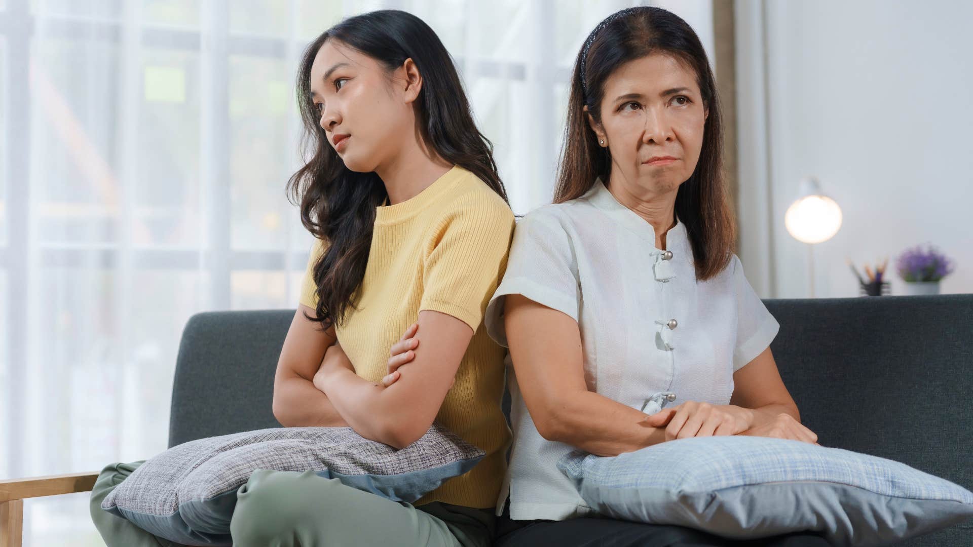 narcissistic mom dismissing her daughters emotions turned away from her