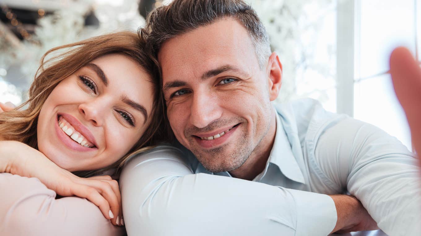 Couples With These Communication Habits Are 98% Happier Than Everyone Else happy couple with healthy communication habits smiling