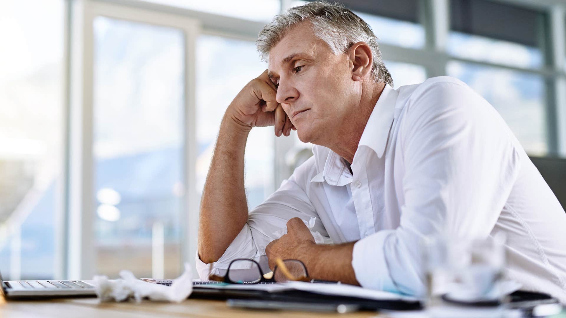 Man who struggles with concentrating looking at his laptop.