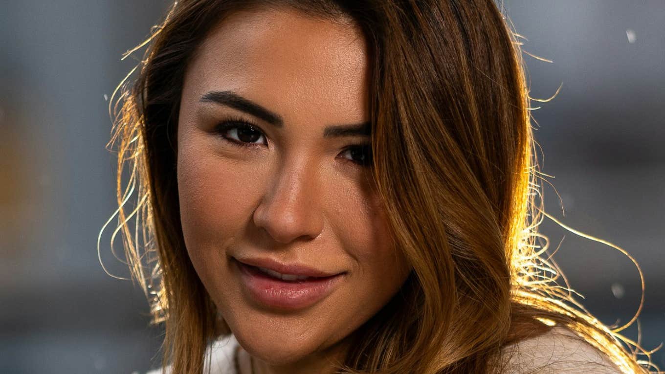 Habits Of Women Who Always Get A Man To Commit, According To Psychology Woman gets man to commit.