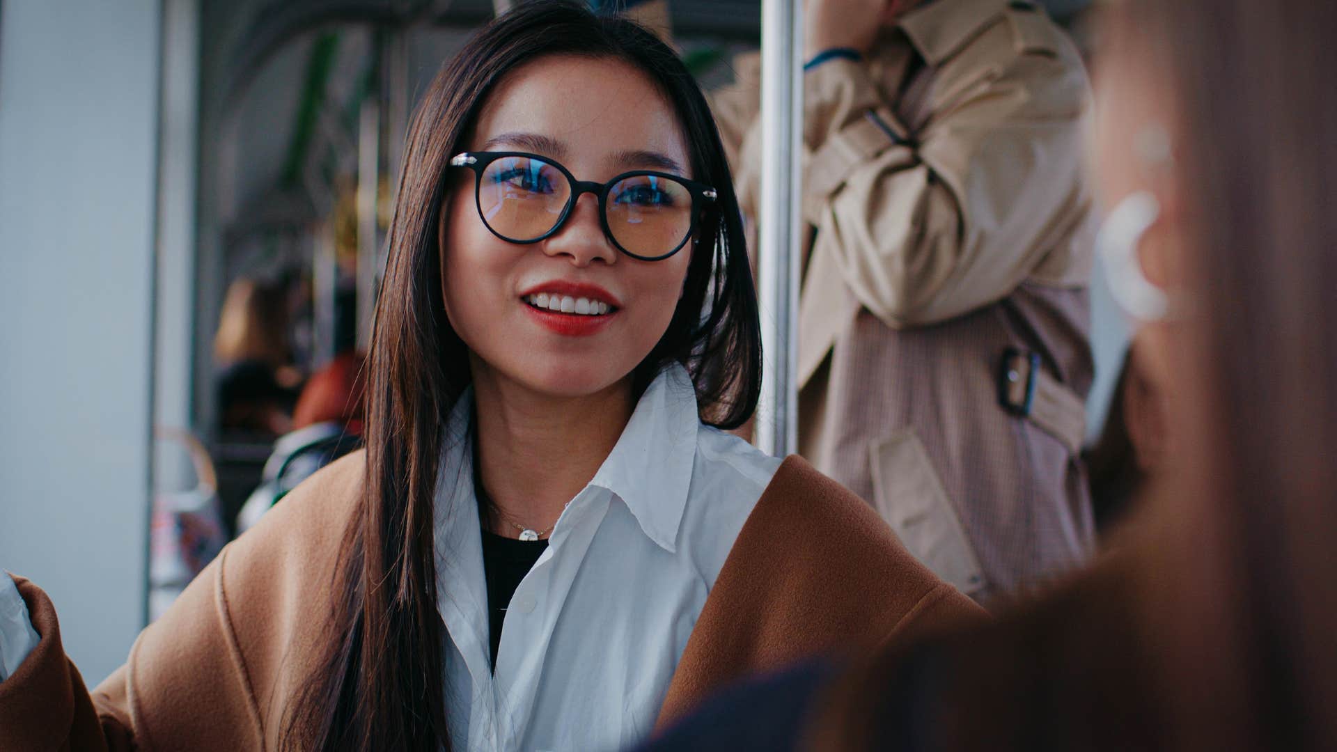 woman sharing brutally honest opinions of people with a friend