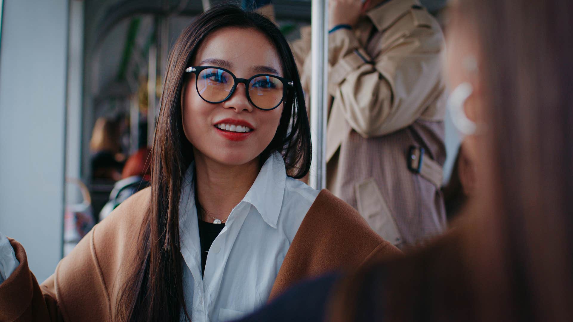 woman complimenting a stranger without expectation