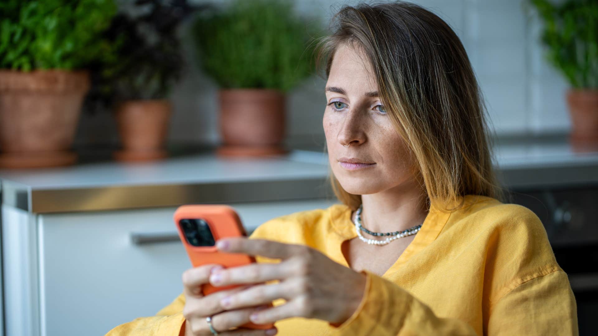 woman texting with someone who doesn't reference their texts