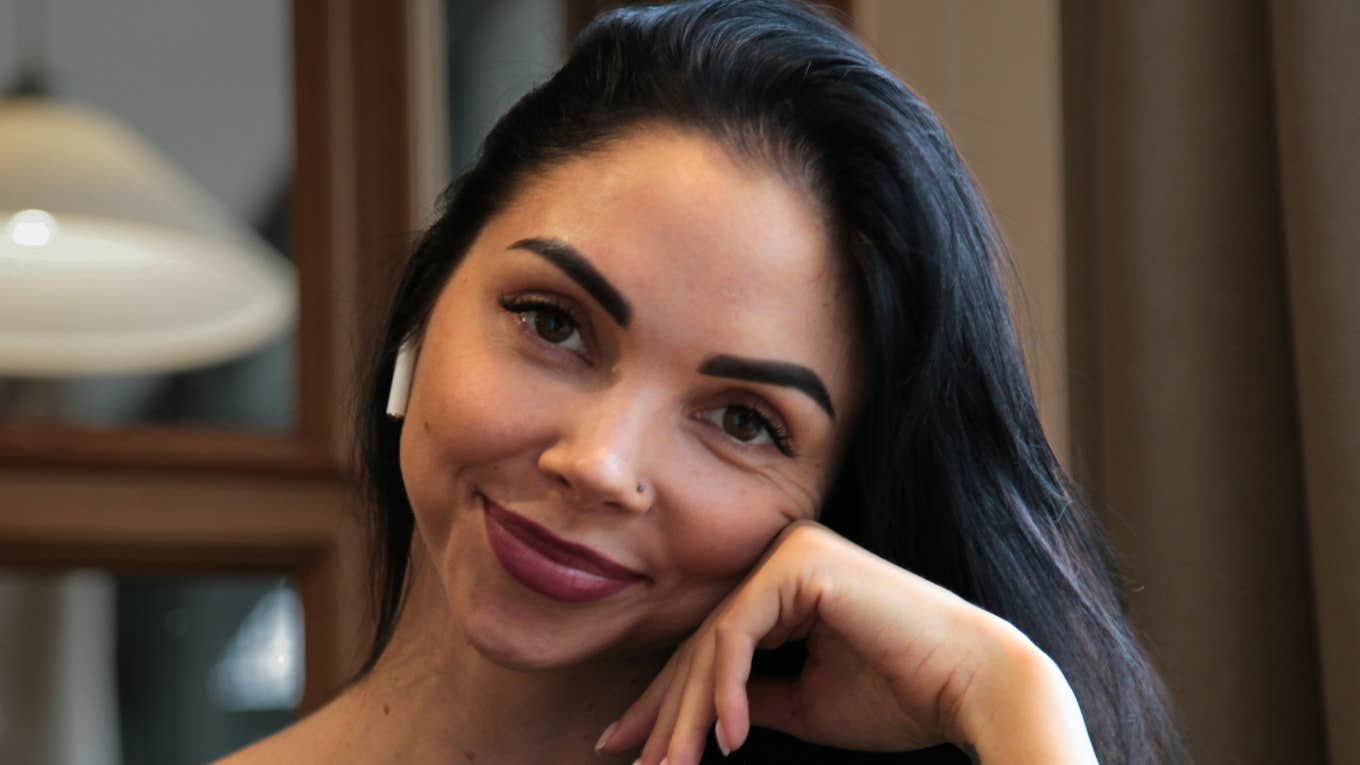If You Want To Be Instantly Admired, Start Practicing These Simple Power Moves Woman is admired.