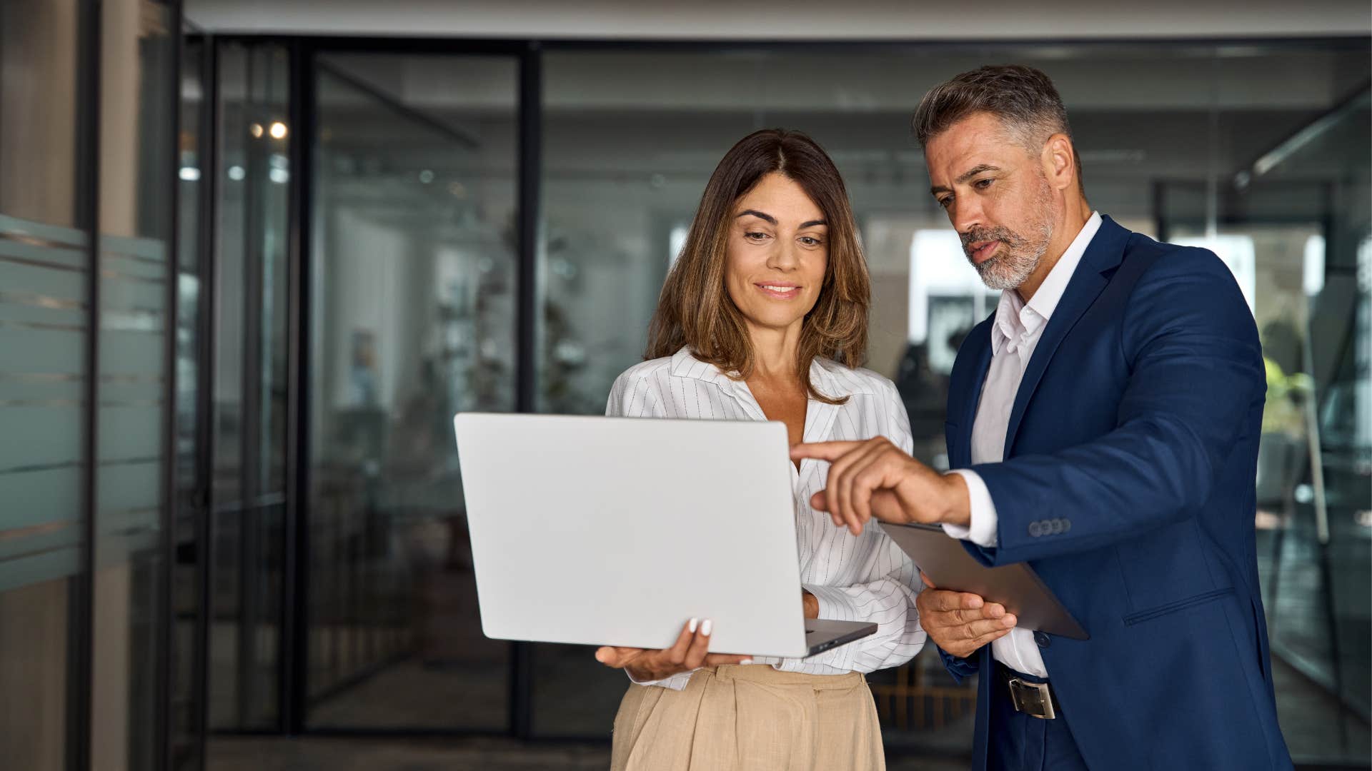 woman who is a leader that succeeds listening well