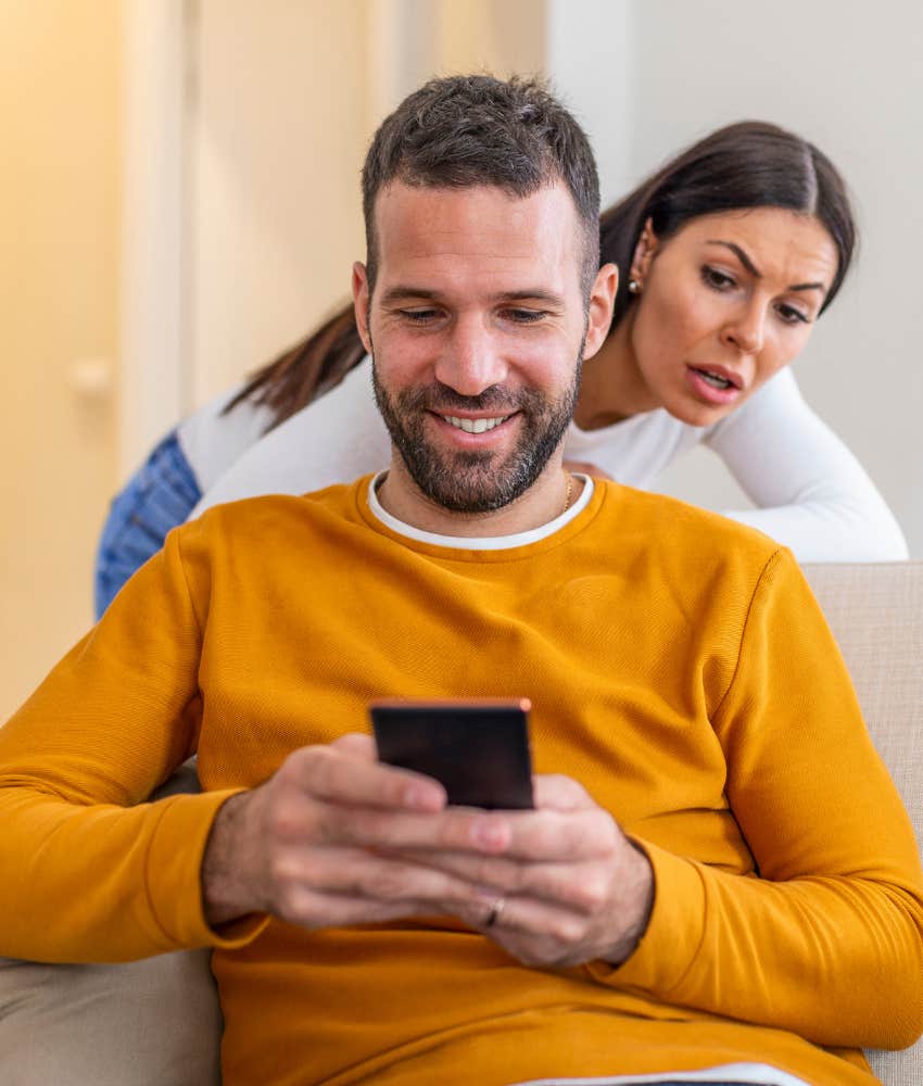 Person on relationship snoops phone