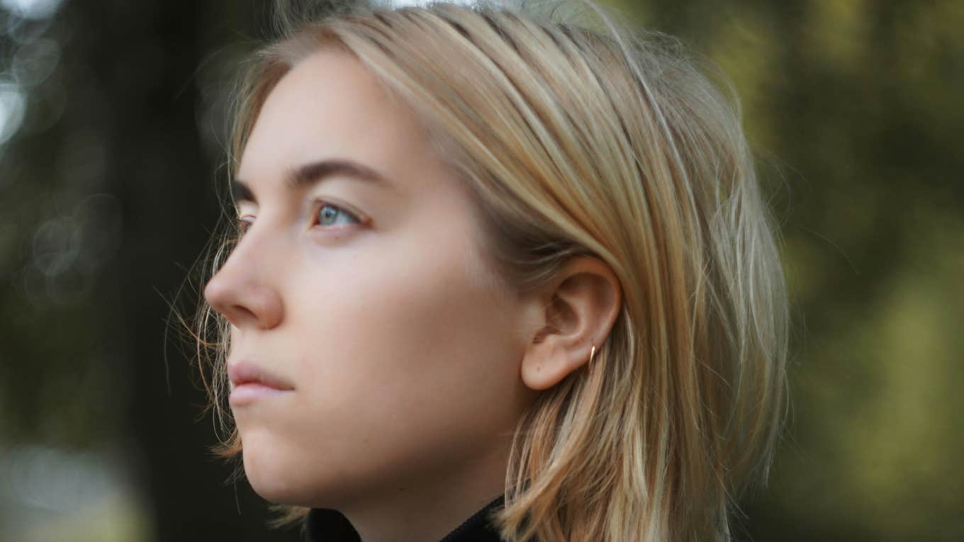 If You Want To Stop Overthinking And Feeling Anxious About Your Relationship, Say Goodbye To These 13 Behaviors Anxious woman overthinks in relationship.