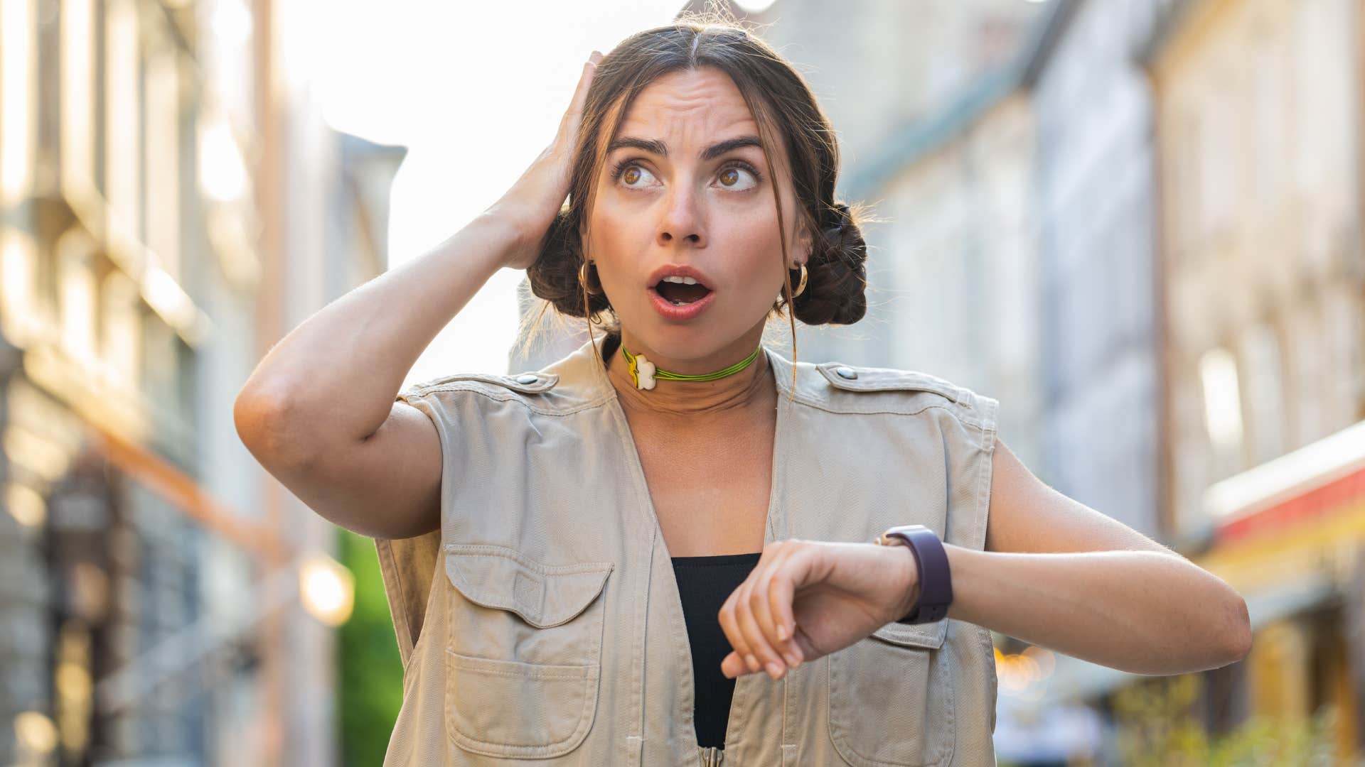 narcissistic woman running late on purpose