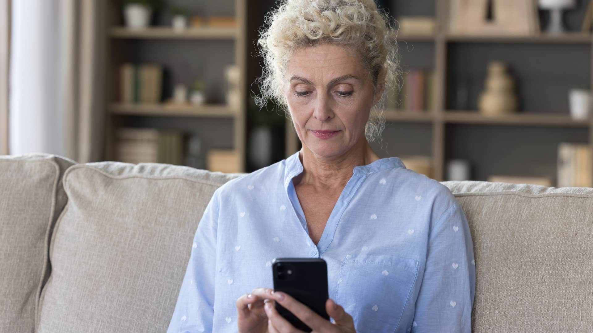 woman looking at trustworthy news sources on her phone